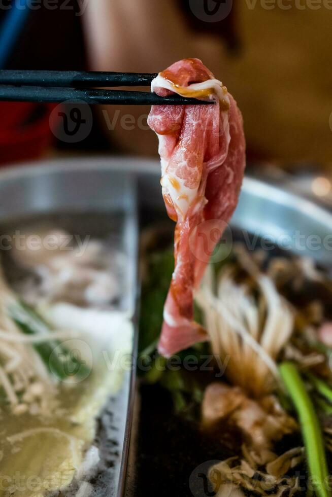 en portant tranché du boeuf Viande par baguettes manger shabou, photo