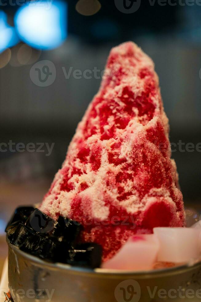 la glace desserts avec Garniture rouge fraise sirop et sucré lait. rasé la glace thaïlandais dessert photo