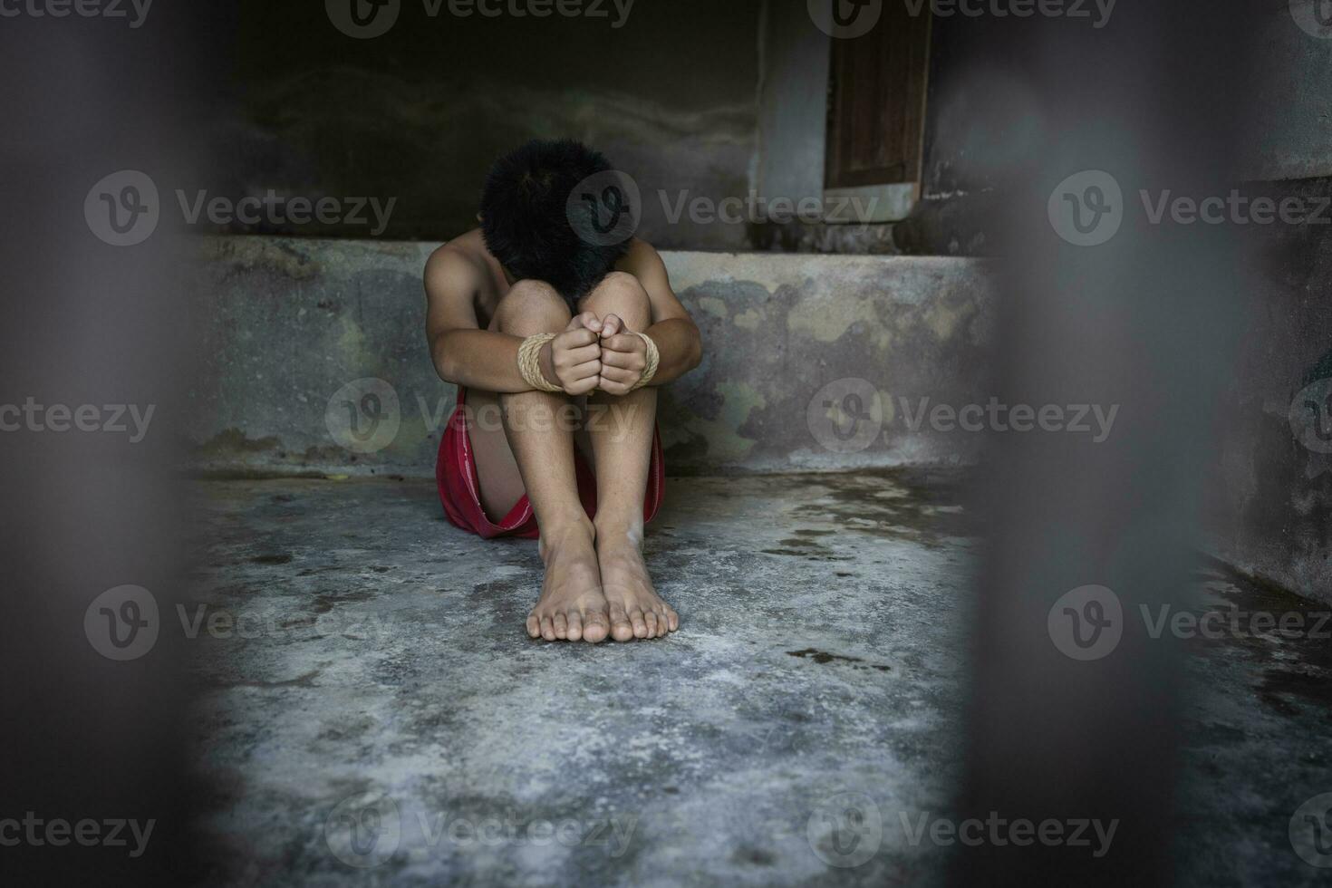 enfant abuser de concept, enfant droits infractions, la violence contre les enfants et Humain trafic. Humain mains a été lié avec une corde, international Humain droits journée concept. photo