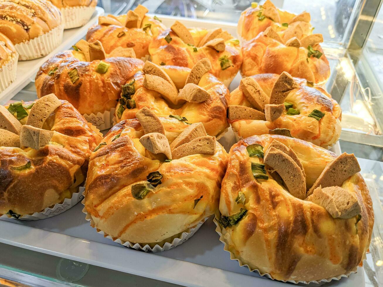 pistache et fromage pains sur afficher dans une boulangerie photo