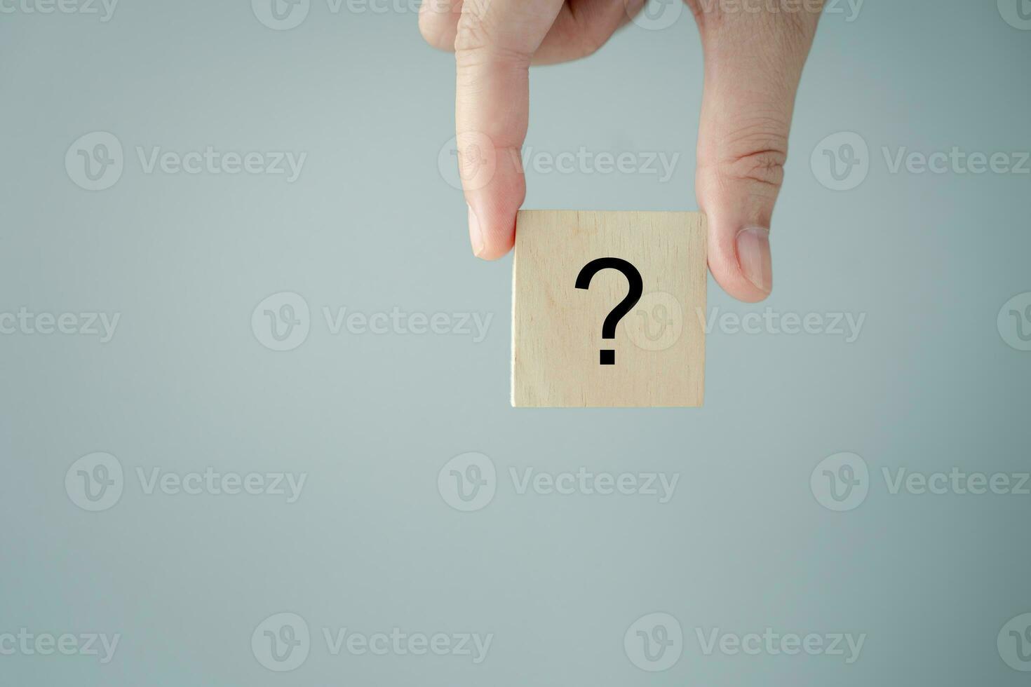question marquer, demander, FAQ, conseil, soutien, problème et Solution concept. main en portant question marque symbole sur en bois bloquer avec copie espace. photo