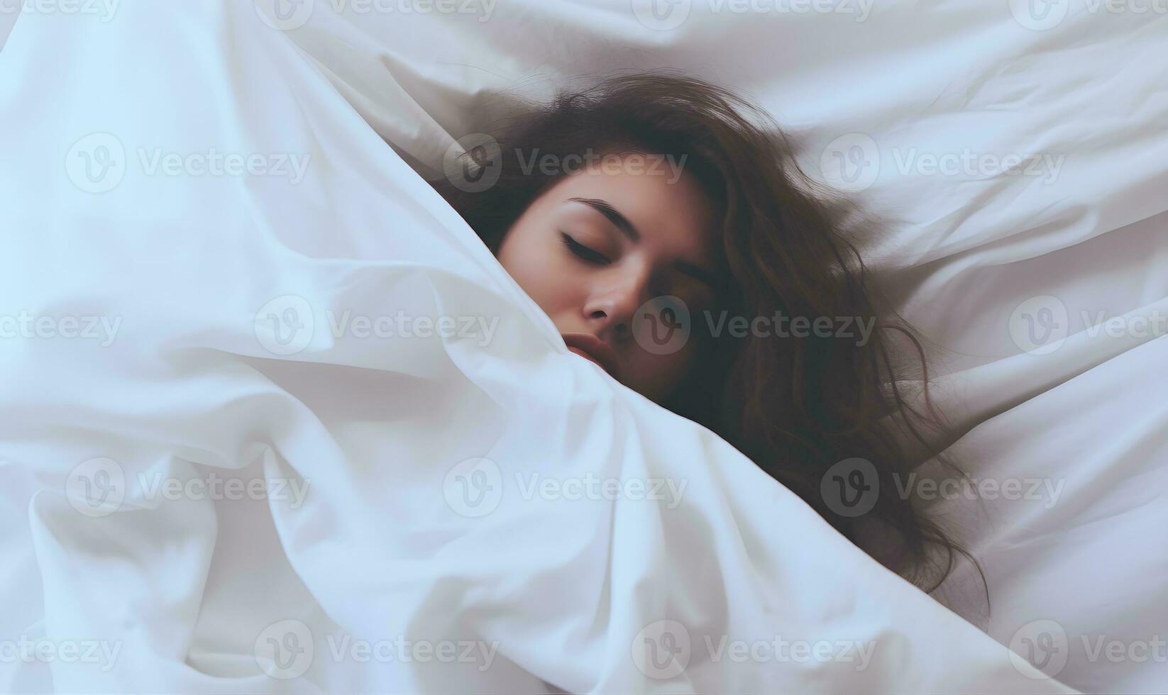ai généré une Jeune femme est en train de dormir en dessous de une couverture. photo