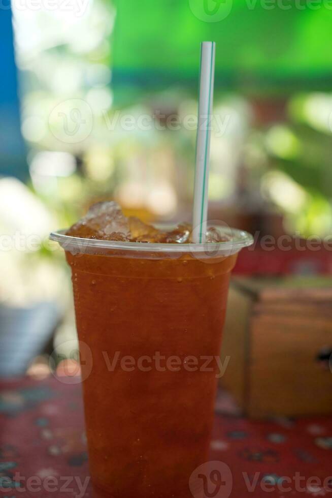 la glace noir thé dans à emporter verre, photo