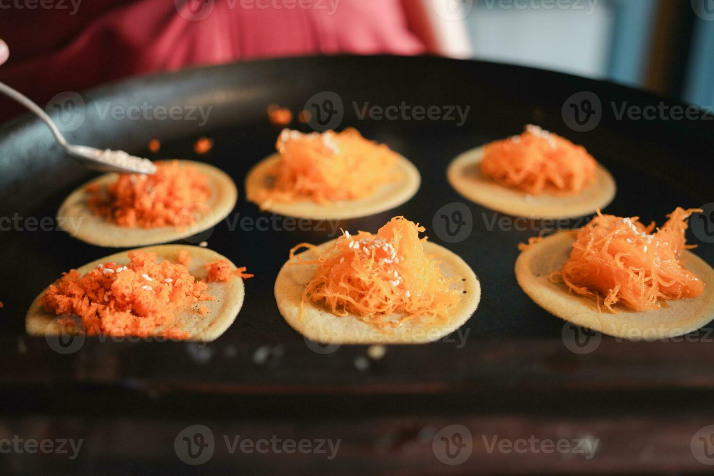 vendeur cuisine et vente thaïlandais traditionnel dessert, croustillant Crêpes dans thaïlandais style photo