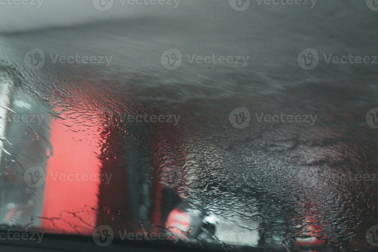 concentrer seulement sur gouttes de eau, jet pulvérisation à voiture en dehors de concentrer photo