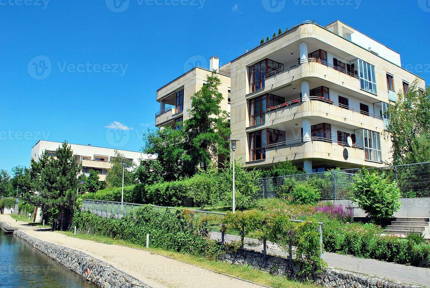 moderne et Nouveau appartement bâtiment. à plusieurs étages, moderne, Nouveau et élégant vivant bloquer de appartements. photo