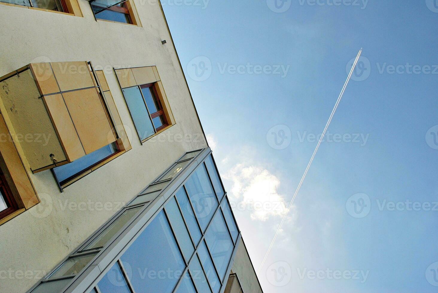 moderne et Nouveau appartement bâtiment. à plusieurs étages, moderne, Nouveau et élégant vivant bloquer de appartements. photo