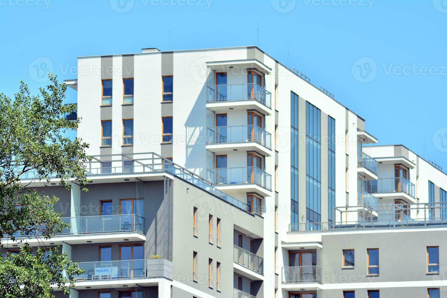 moderne et Nouveau appartement bâtiment. à plusieurs étages, moderne, Nouveau et élégant vivant bloquer de appartements. photo