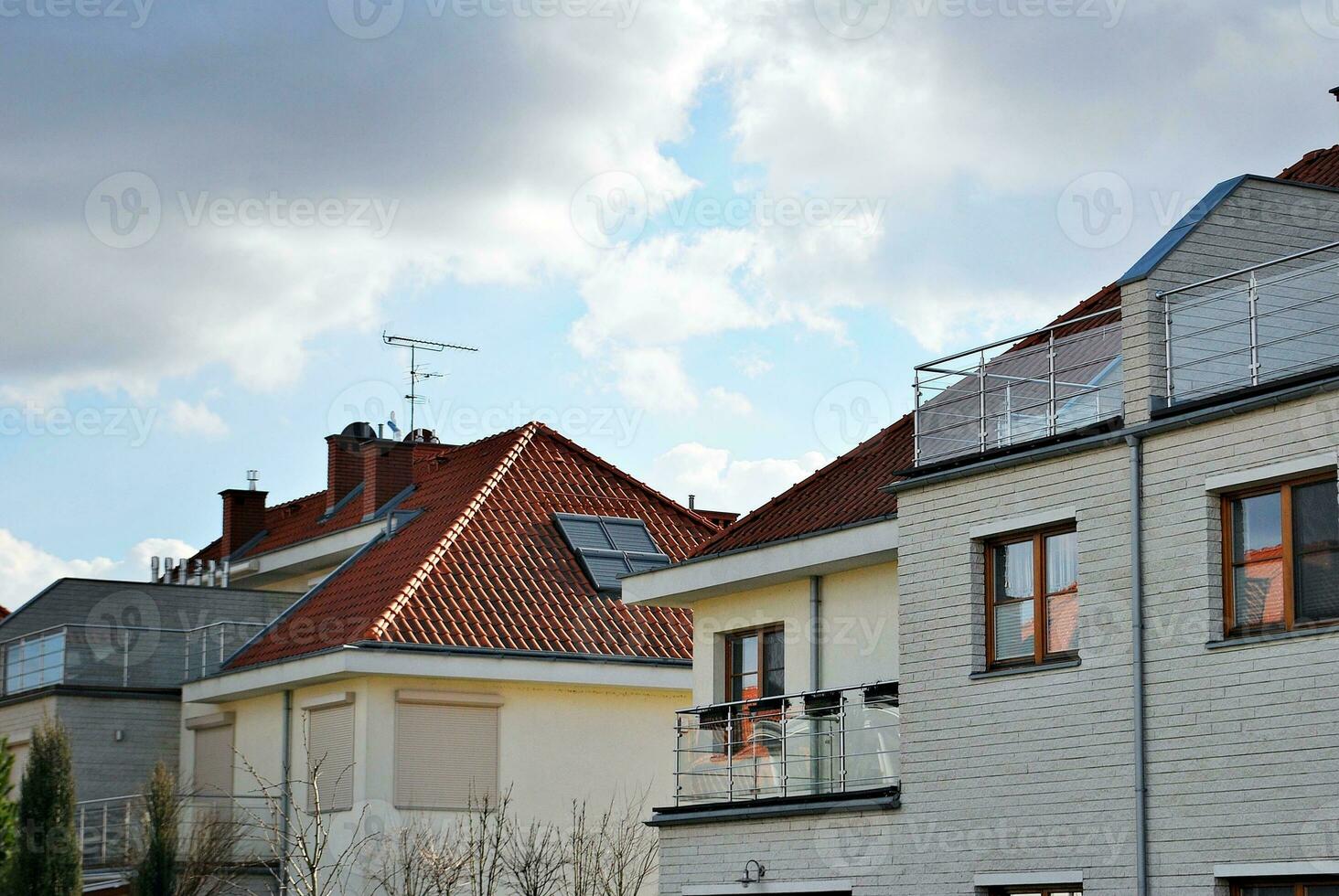 à la perfection manucuré de banlieue maison sur une magnifique ensoleillé journée photo