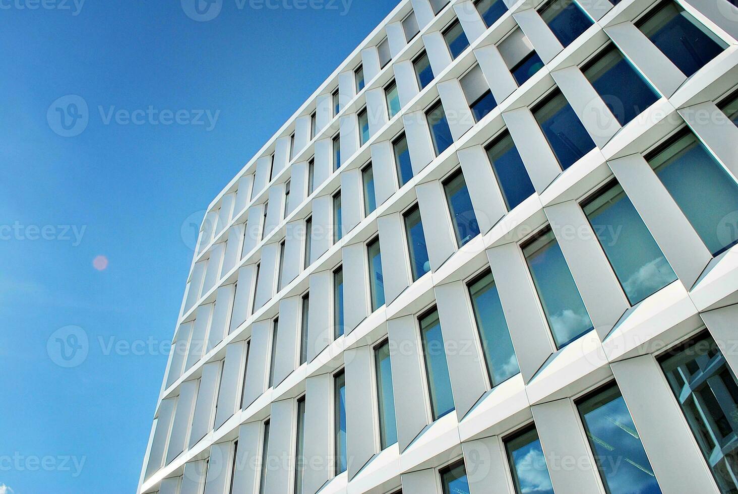 abstrait fermer de le revêtu de verre façade de une moderne bâtiment couvert dans réfléchissant assiette verre. architecture abstrait Contexte. verre mur et façade détail. photo