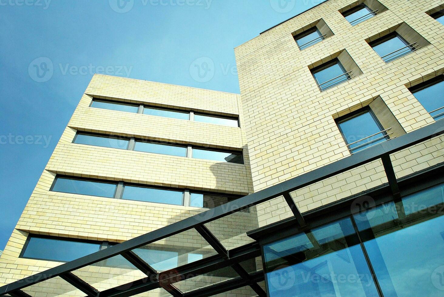 abstrait fermer de le revêtu de verre façade de une moderne bâtiment couvert dans réfléchissant assiette verre. architecture abstrait Contexte. verre mur et façade détail. photo