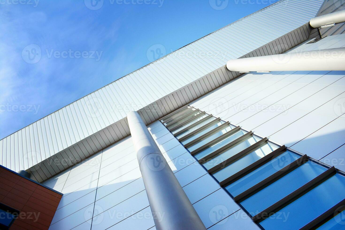 abstrait fermer de le revêtu de verre façade de une moderne bâtiment couvert dans réfléchissant assiette verre. architecture abstrait Contexte. verre mur et façade détail. photo