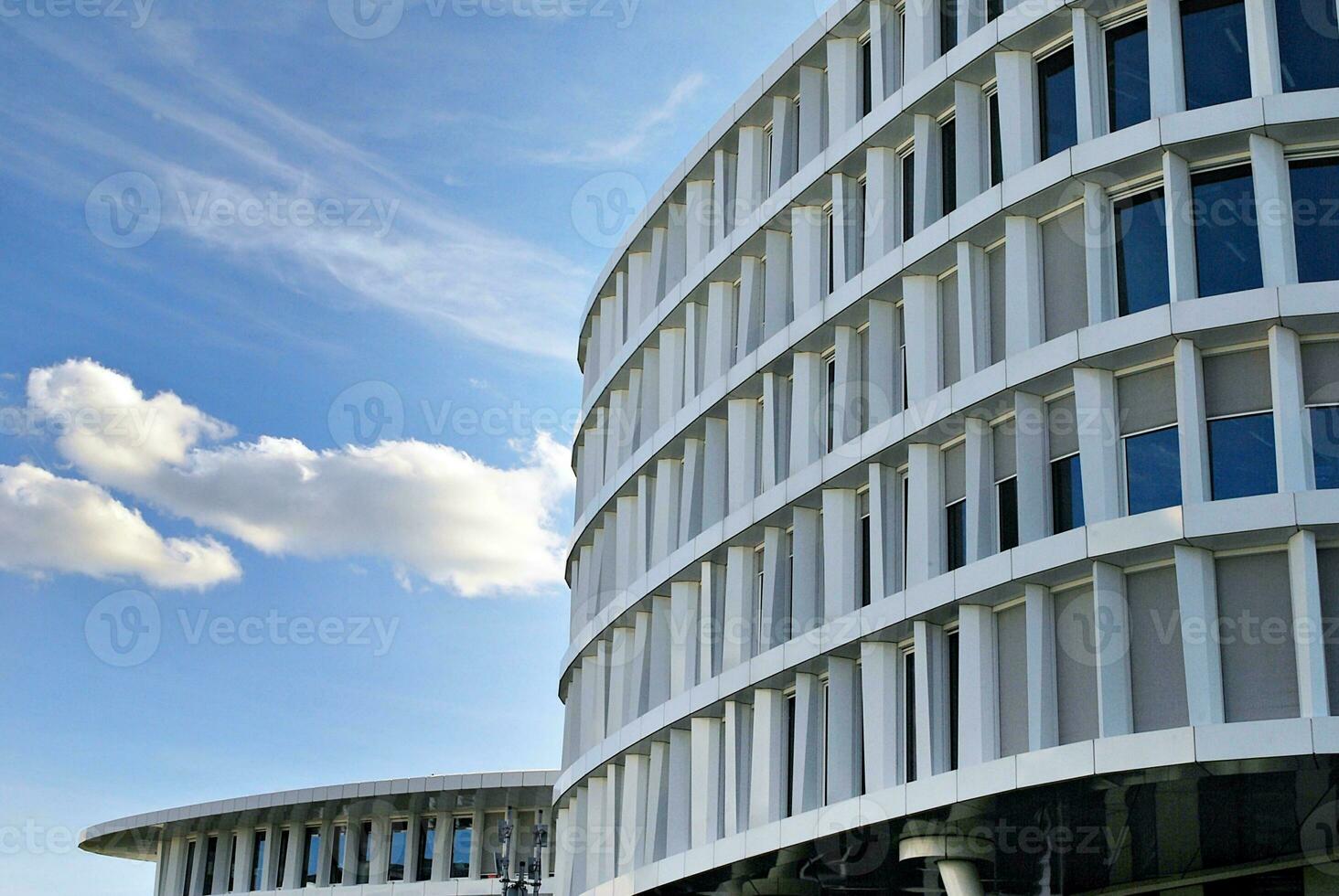 abstrait fermer de le revêtu de verre façade de une moderne bâtiment couvert dans réfléchissant assiette verre. architecture abstrait Contexte. verre mur et façade détail. photo