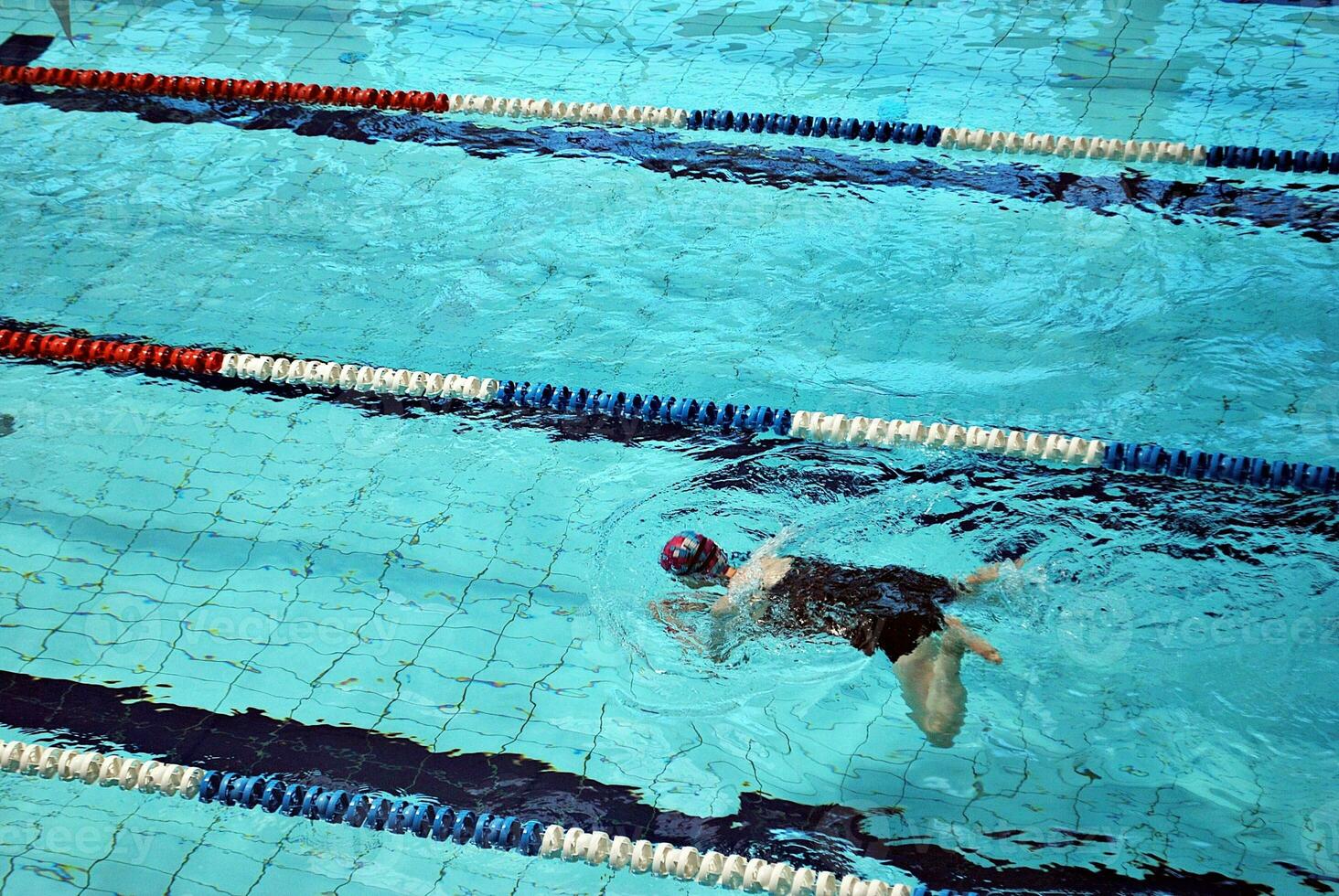 nager dans la piscine photo