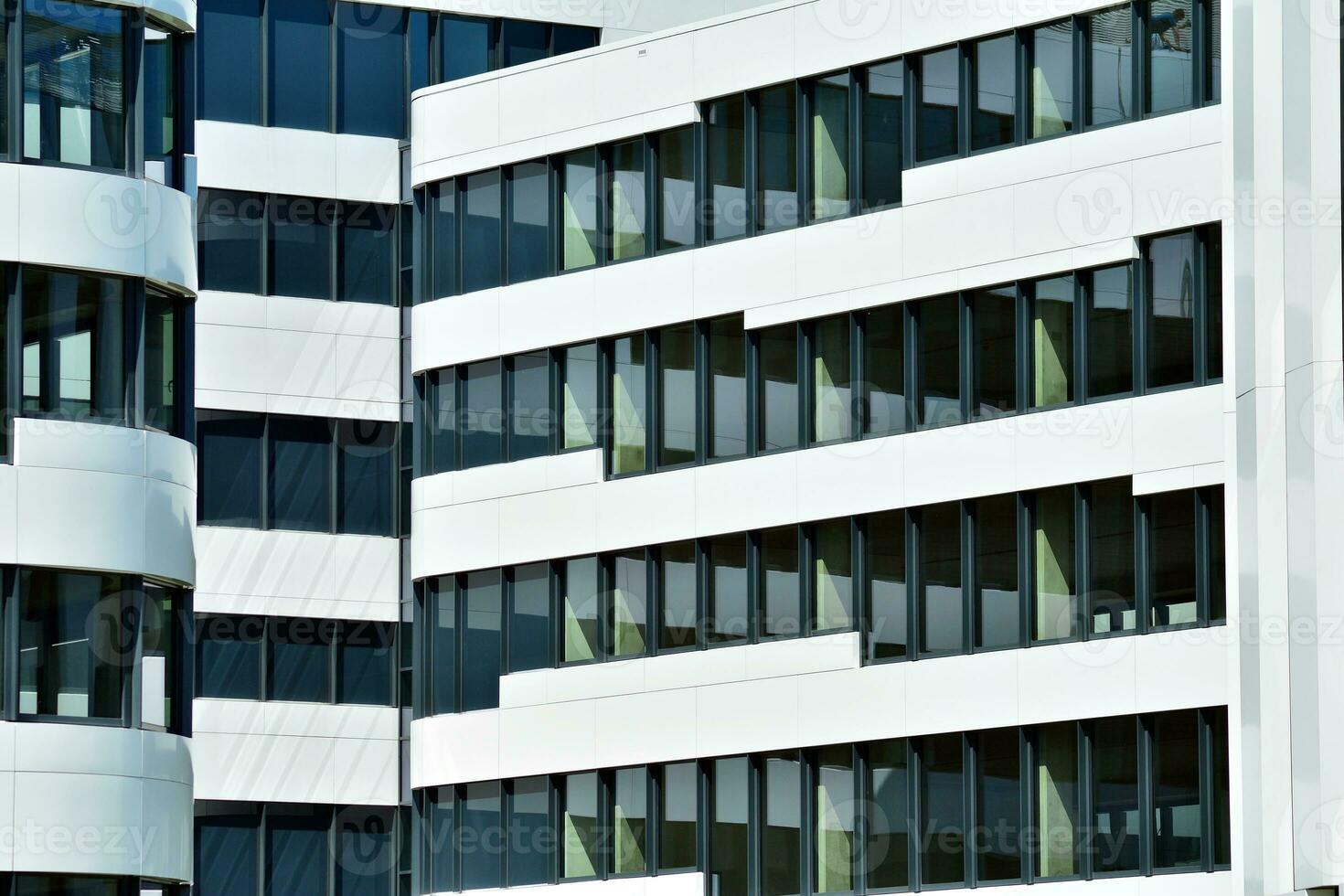 abstrait fermer de le revêtu de verre façade de une moderne bâtiment couvert dans réfléchissant assiette verre. architecture abstrait Contexte. verre mur et façade détail. photo