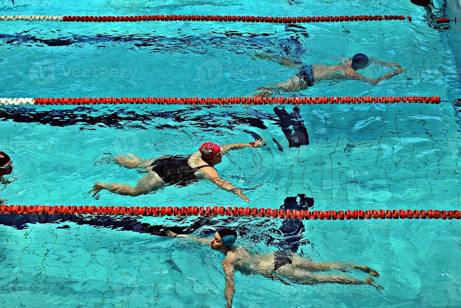 nager dans la piscine photo