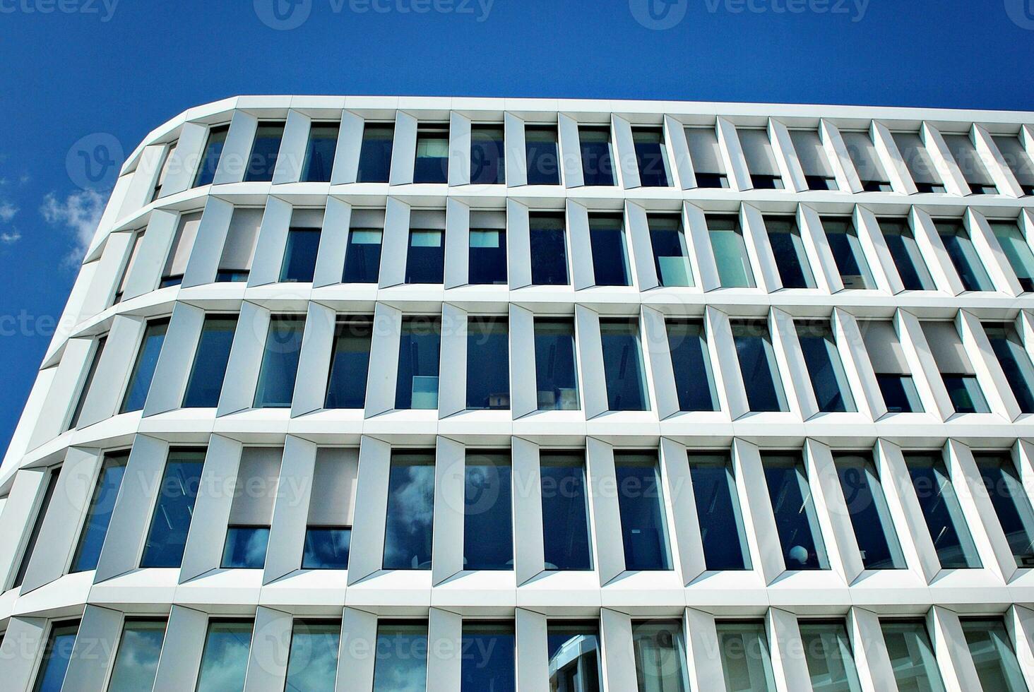 abstrait fermer de le revêtu de verre façade de une moderne bâtiment couvert dans réfléchissant assiette verre. architecture abstrait Contexte. verre mur et façade détail. photo