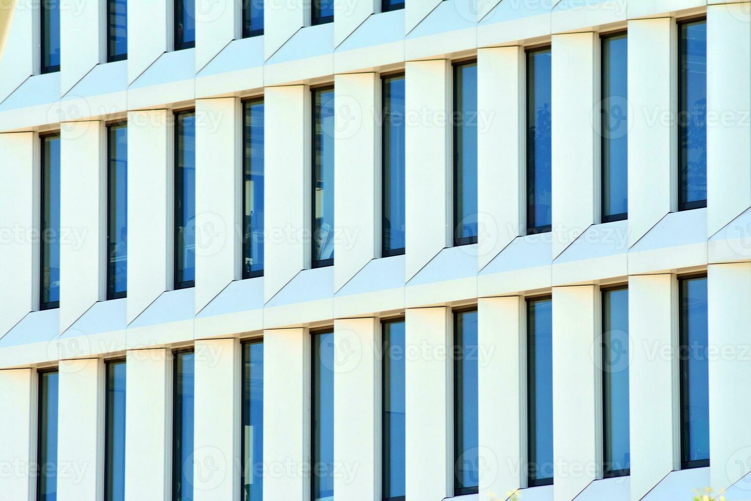 abstrait fermer de le revêtu de verre façade de une moderne bâtiment couvert dans réfléchissant assiette verre. architecture abstrait Contexte. verre mur et façade détail. photo