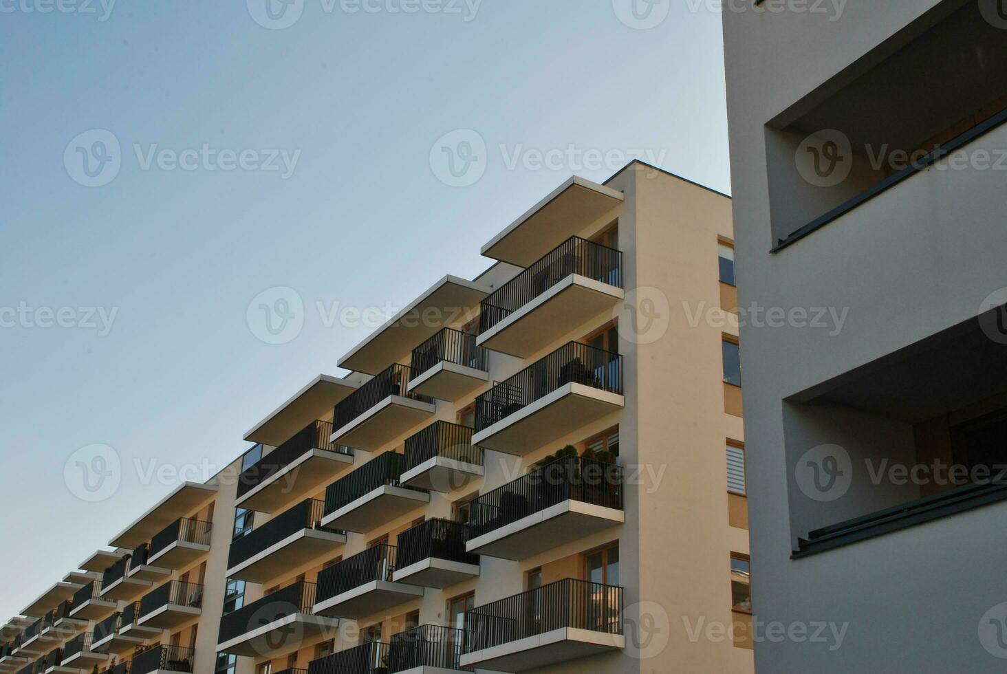 immeuble d'appartements moderne et luxueux. photo