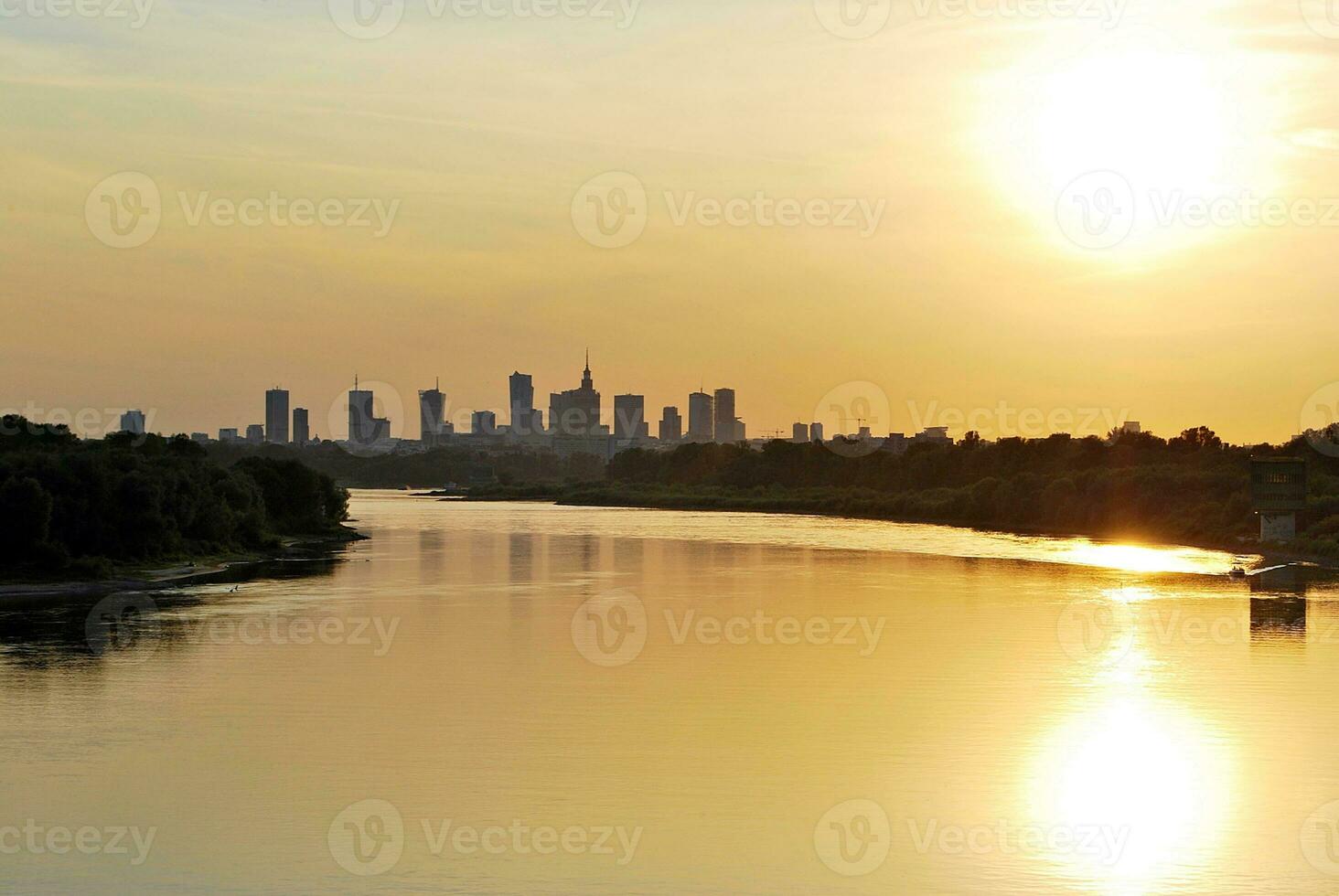 rivière dans le ville dans à coloré le coucher du soleil dans le Contexte photo