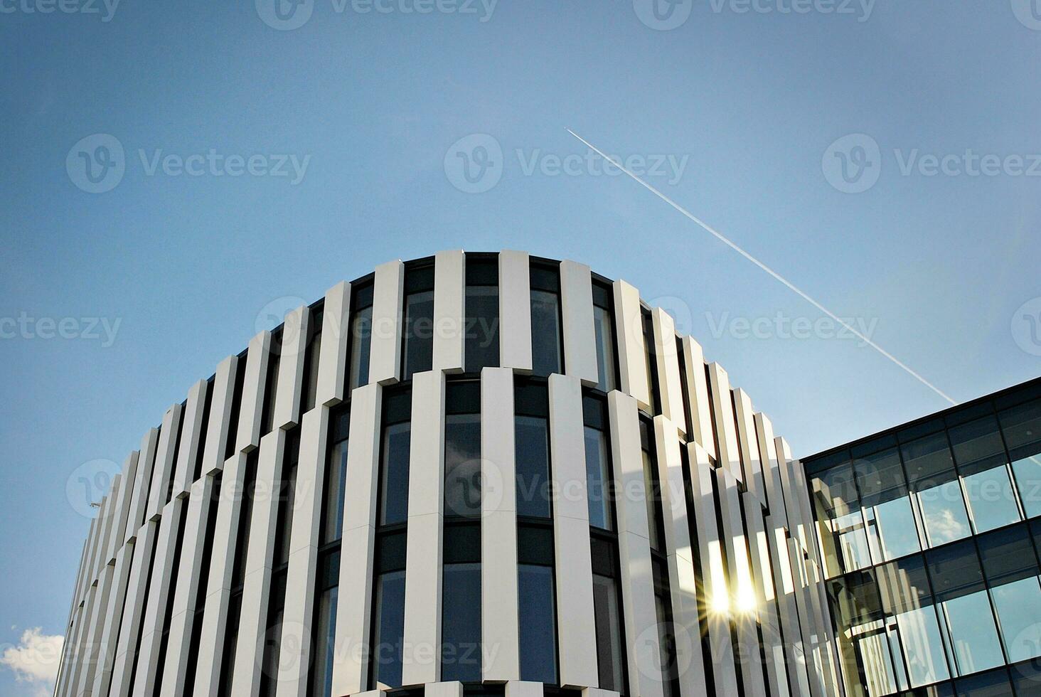 abstrait fermer de le revêtu de verre façade de une moderne bâtiment couvert dans réfléchissant assiette verre. architecture abstrait Contexte. verre mur et façade détail. photo