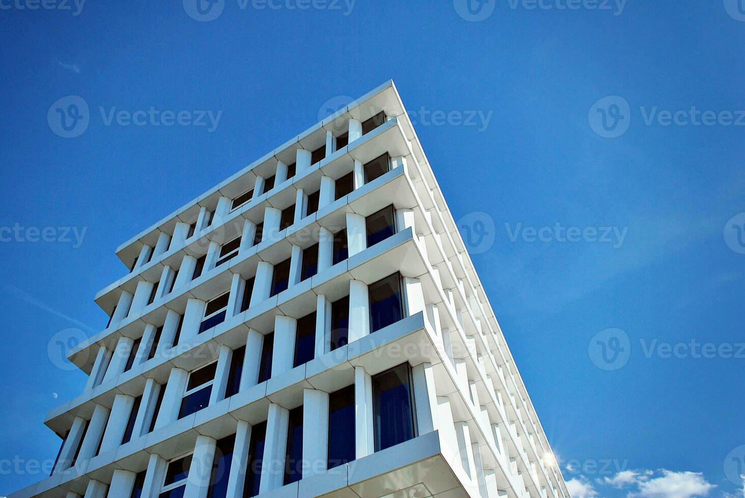 abstrait fermer de le revêtu de verre façade de une moderne bâtiment couvert dans réfléchissant assiette verre. architecture abstrait Contexte. verre mur et façade détail. photo