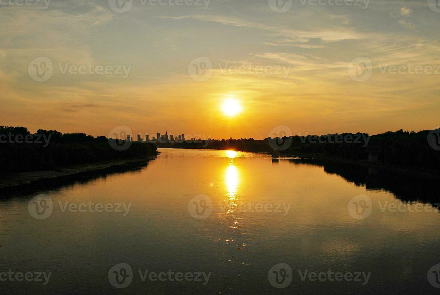 rivière dans le ville dans à coloré le coucher du soleil dans le Contexte photo