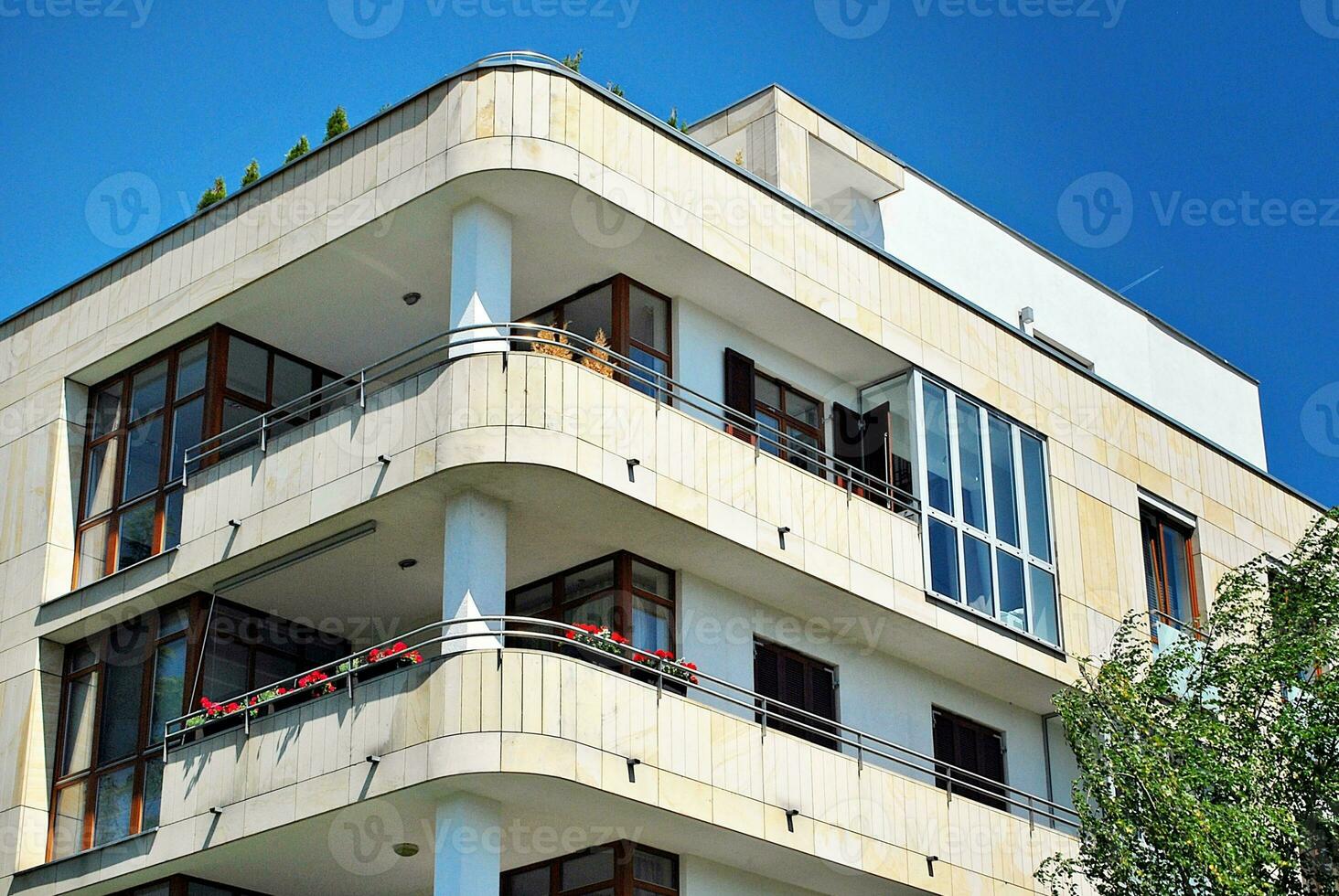 moderne et Nouveau appartement bâtiment. à plusieurs étages, moderne, Nouveau et élégant vivant bloquer de appartements. photo