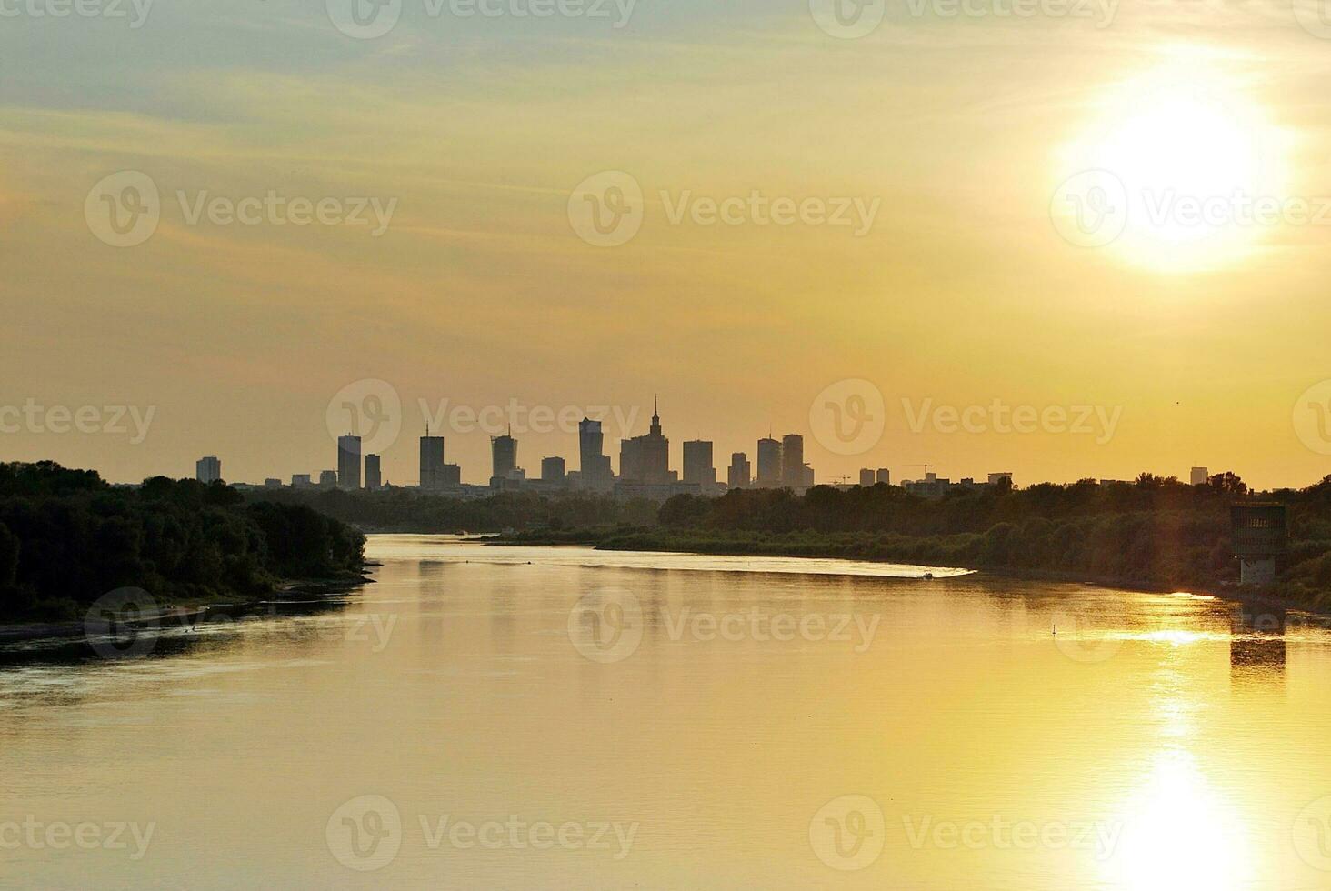 rivière dans le ville dans à coloré le coucher du soleil dans le Contexte photo