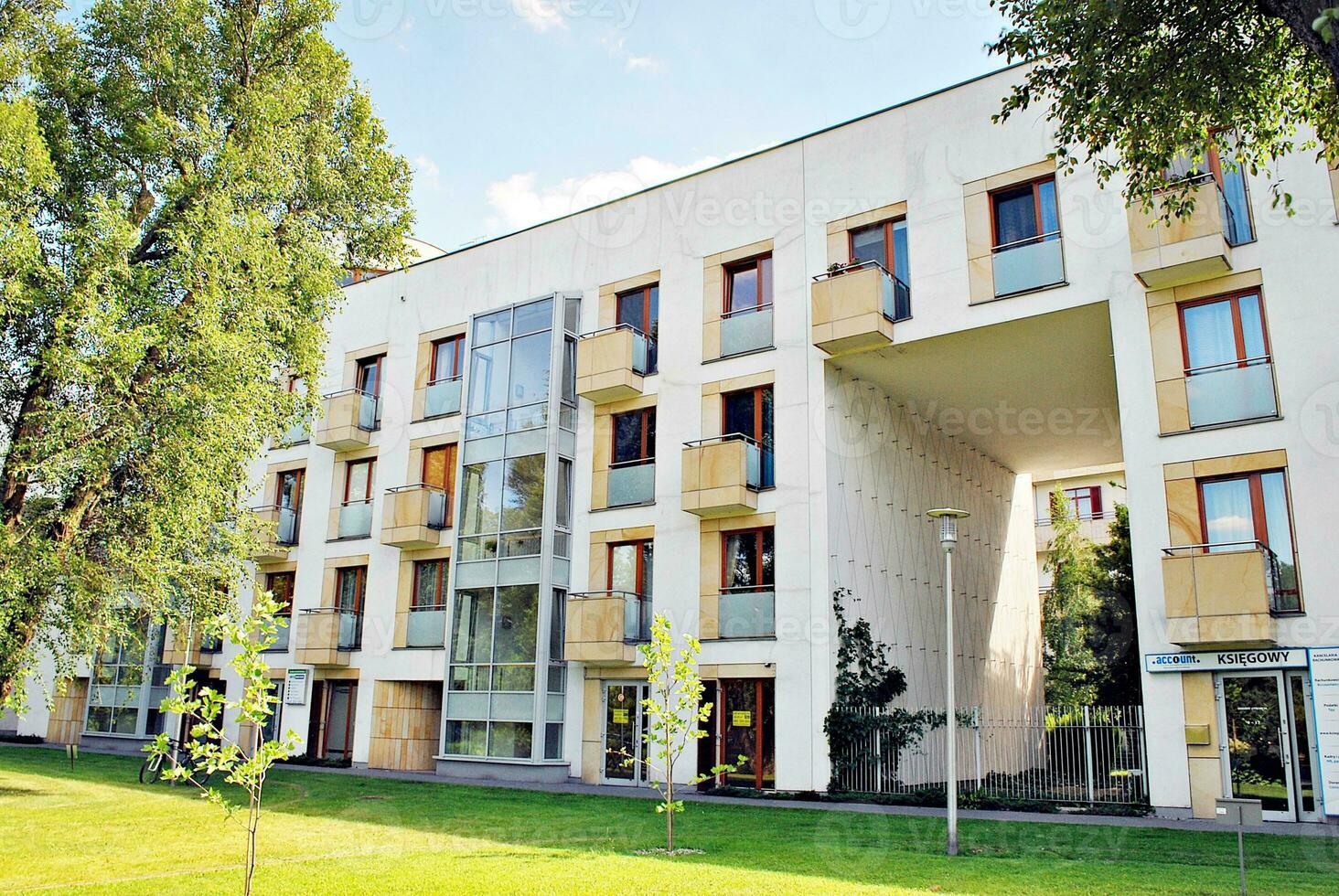 moderne et Nouveau appartement bâtiment. à plusieurs étages, moderne, Nouveau et élégant vivant bloquer de appartements. photo