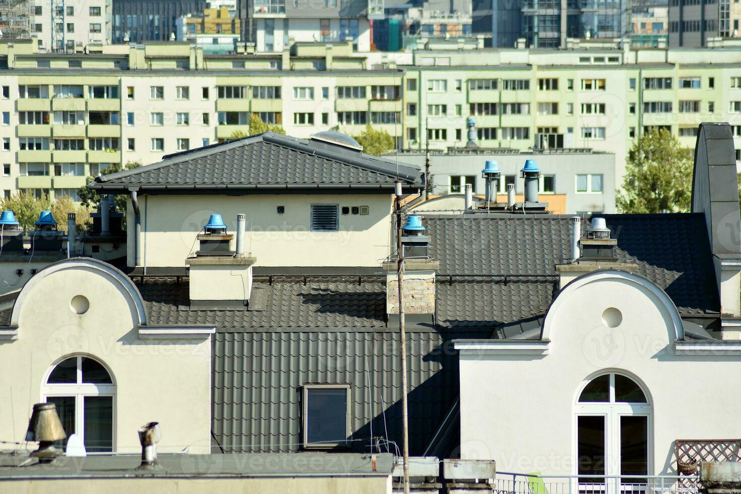 moderne luxe Résidentiel plat. moderne appartement bâtiment sur une ensoleillé journée. blanc appartement bâtiment avec une bleu ciel. façade de une moderne appartement bâtiment. photo
