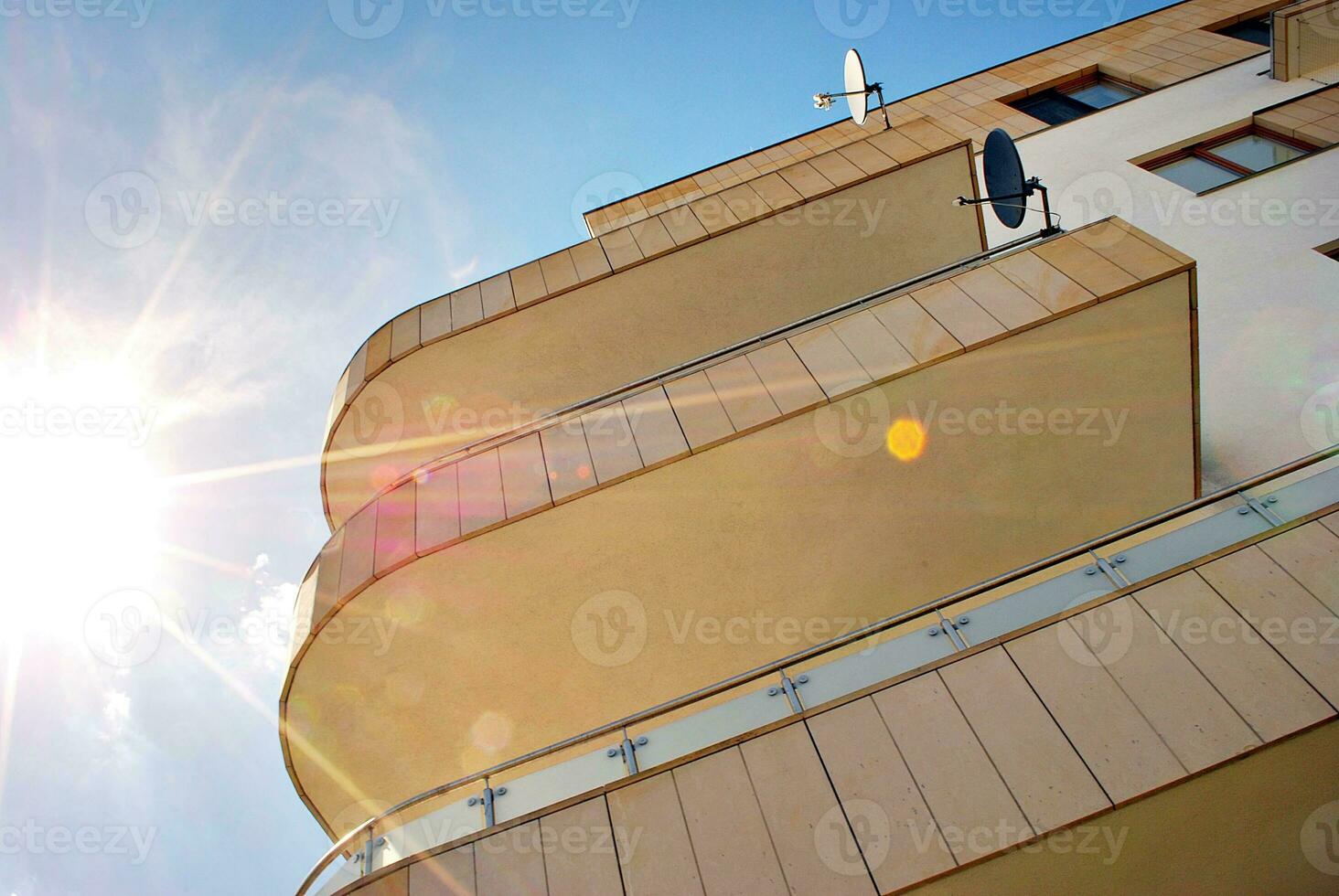 moderne et Nouveau appartement bâtiment. à plusieurs étages, moderne, Nouveau et élégant vivant bloquer de appartements. photo