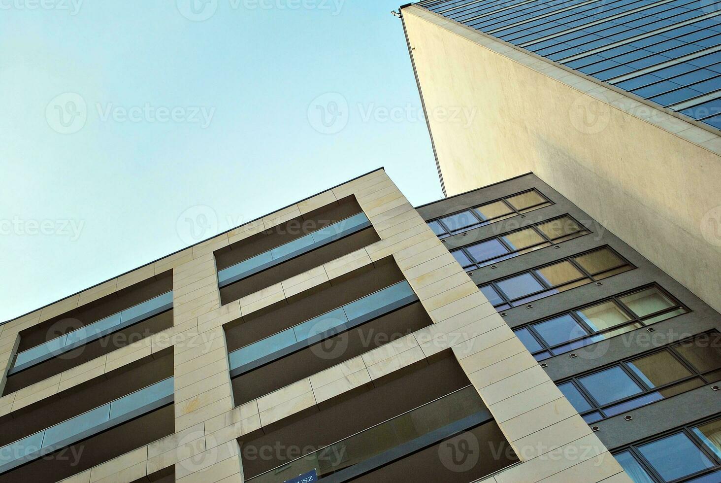 moderne et Nouveau appartement bâtiment. à plusieurs étages, moderne, Nouveau et élégant vivant bloquer de appartements. photo