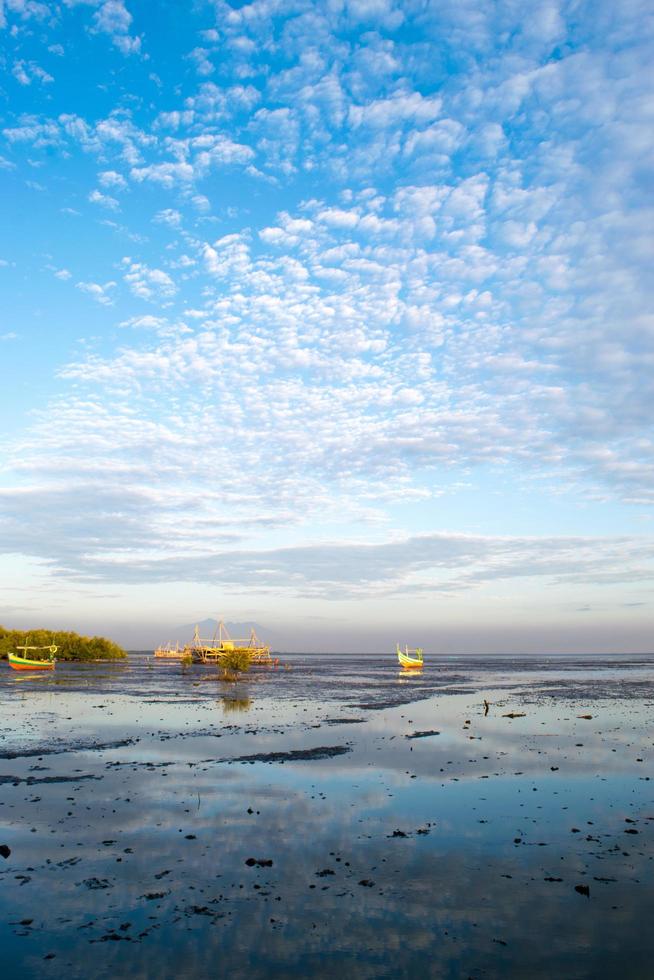 été, vue du matin sur une belle plage photo