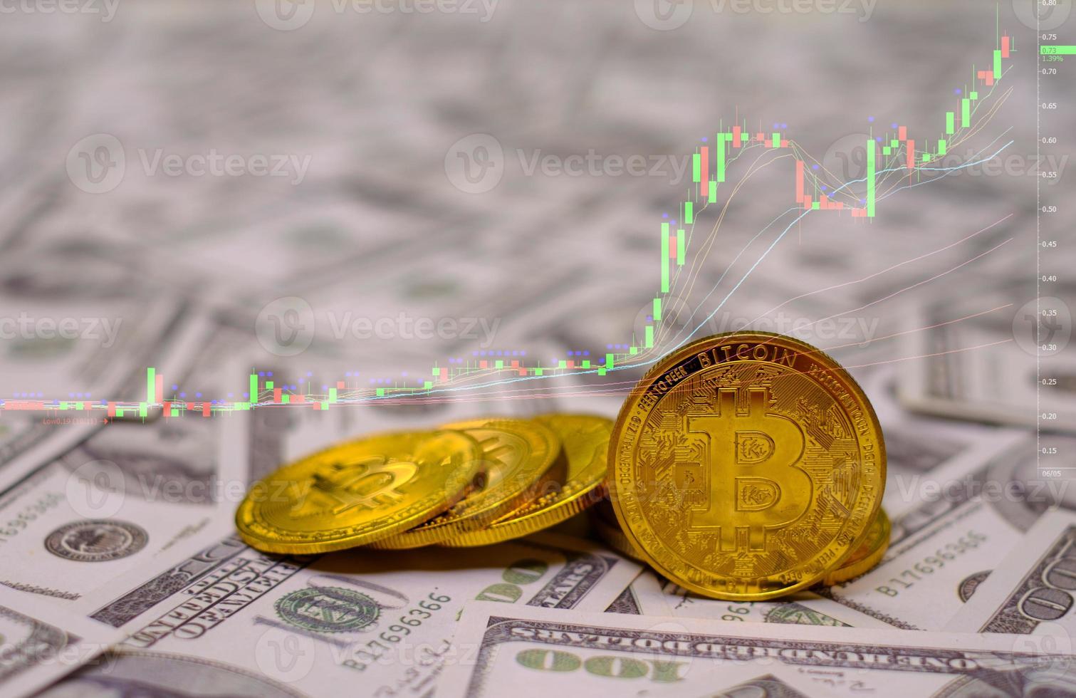 pièces de monnaie bitcoin d'or crypto-monnaie sur le groupe d'argent 100 dollars USD beaucoup de photo