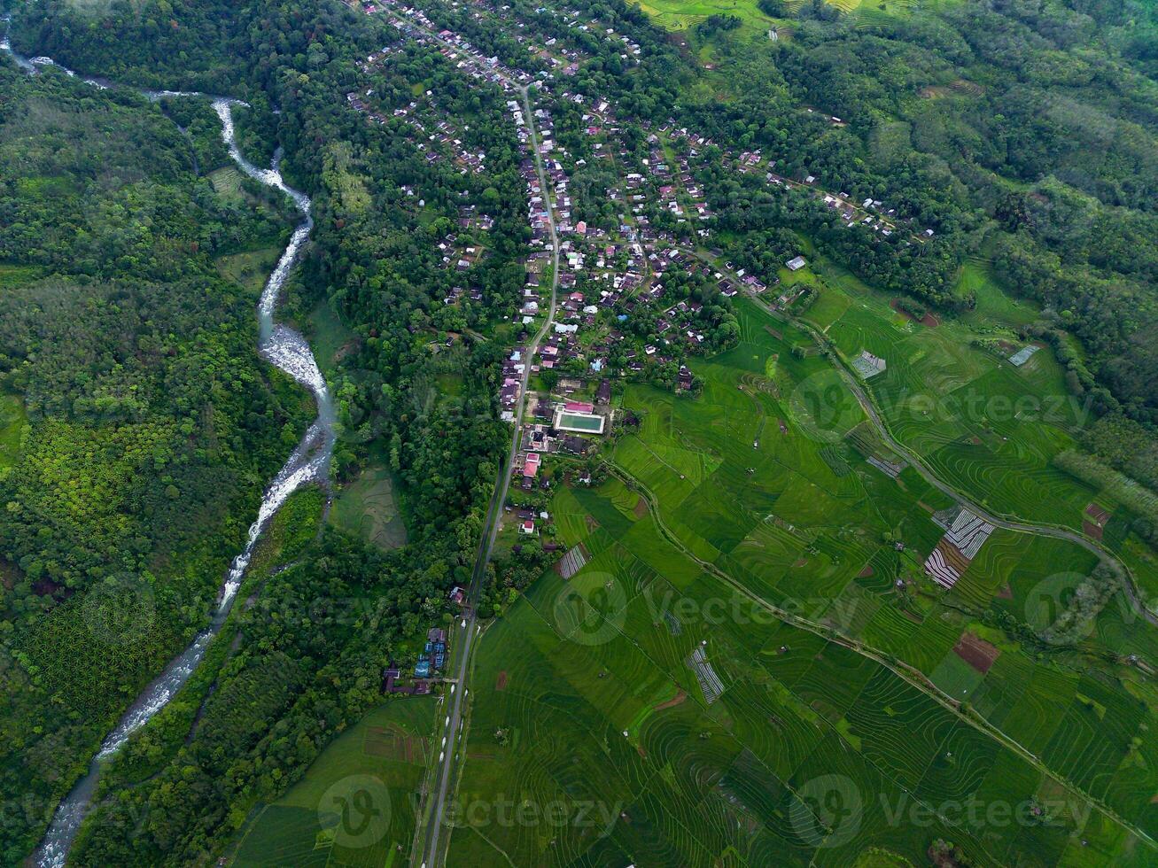 le beauté de le Matin panorama avec lever du soleil dans Indonésie village photo