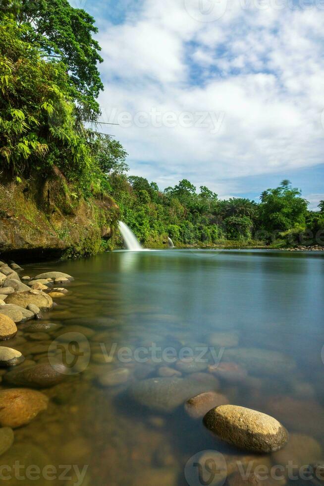 magnifique Matin vue de Indonésie de montagnes et tropical forêt photo