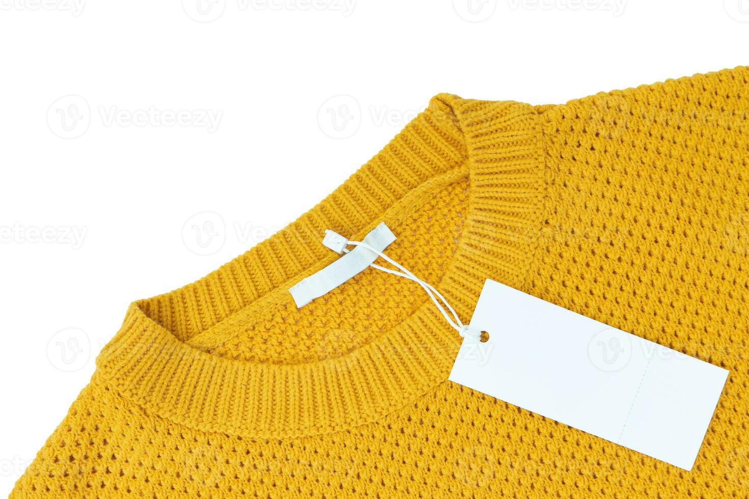 Étiquette de vêtements rectangulaire blanc blanc sur pull tricoté jaune isolé sur fond blanc photo
