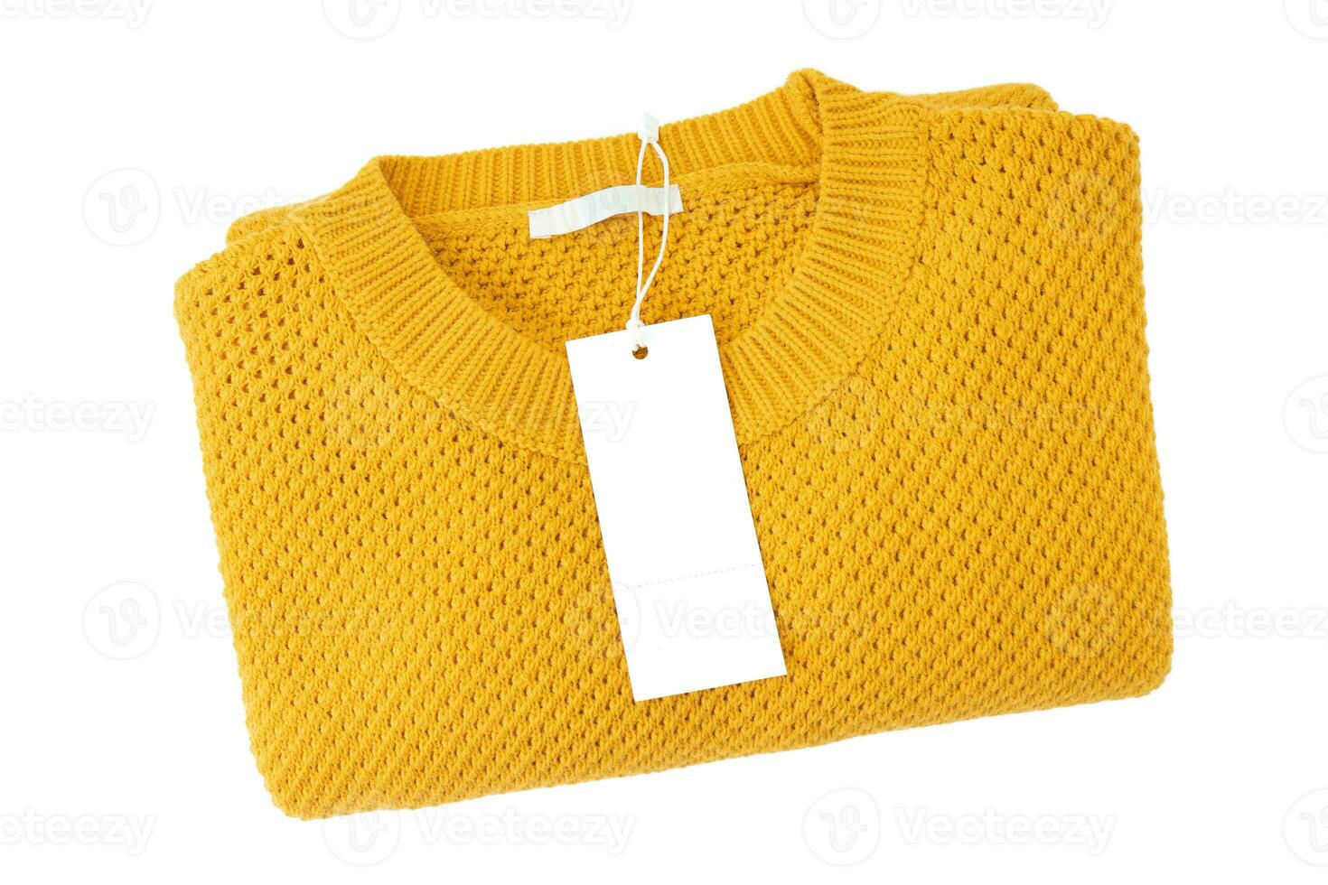 Étiquette de vêtements rectangulaire blanc blanc sur pull tricoté jaune isolé sur fond blanc photo