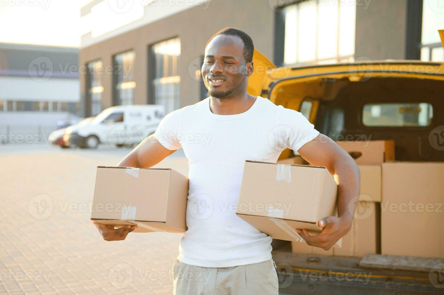 courrier service. livraison homme avec des boites près voiture photo