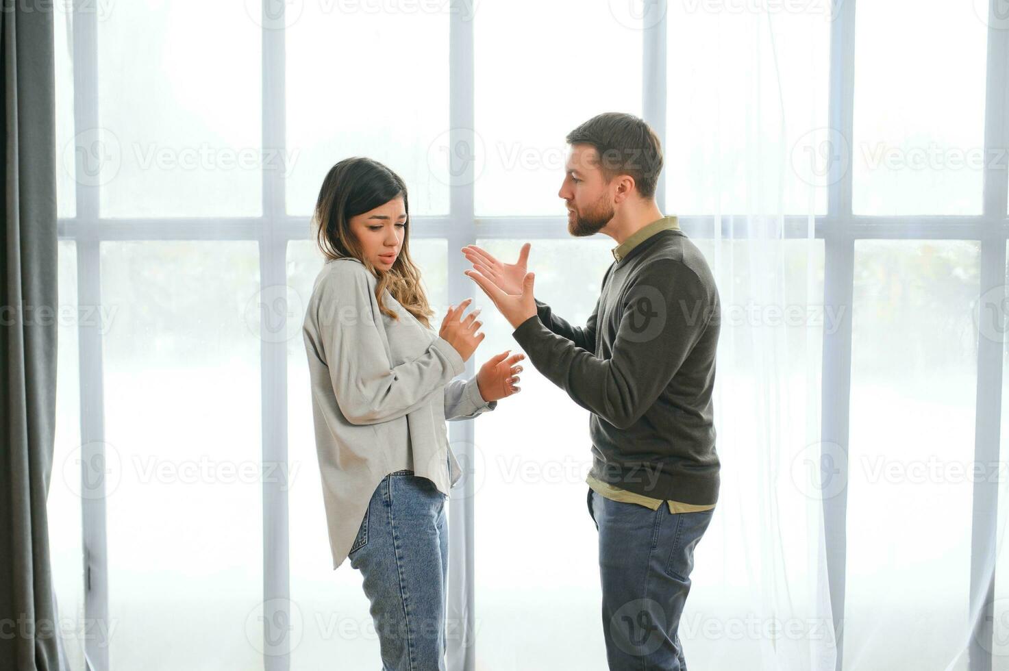 ivre et agressif copain en hurlant à le sien petite amie photo