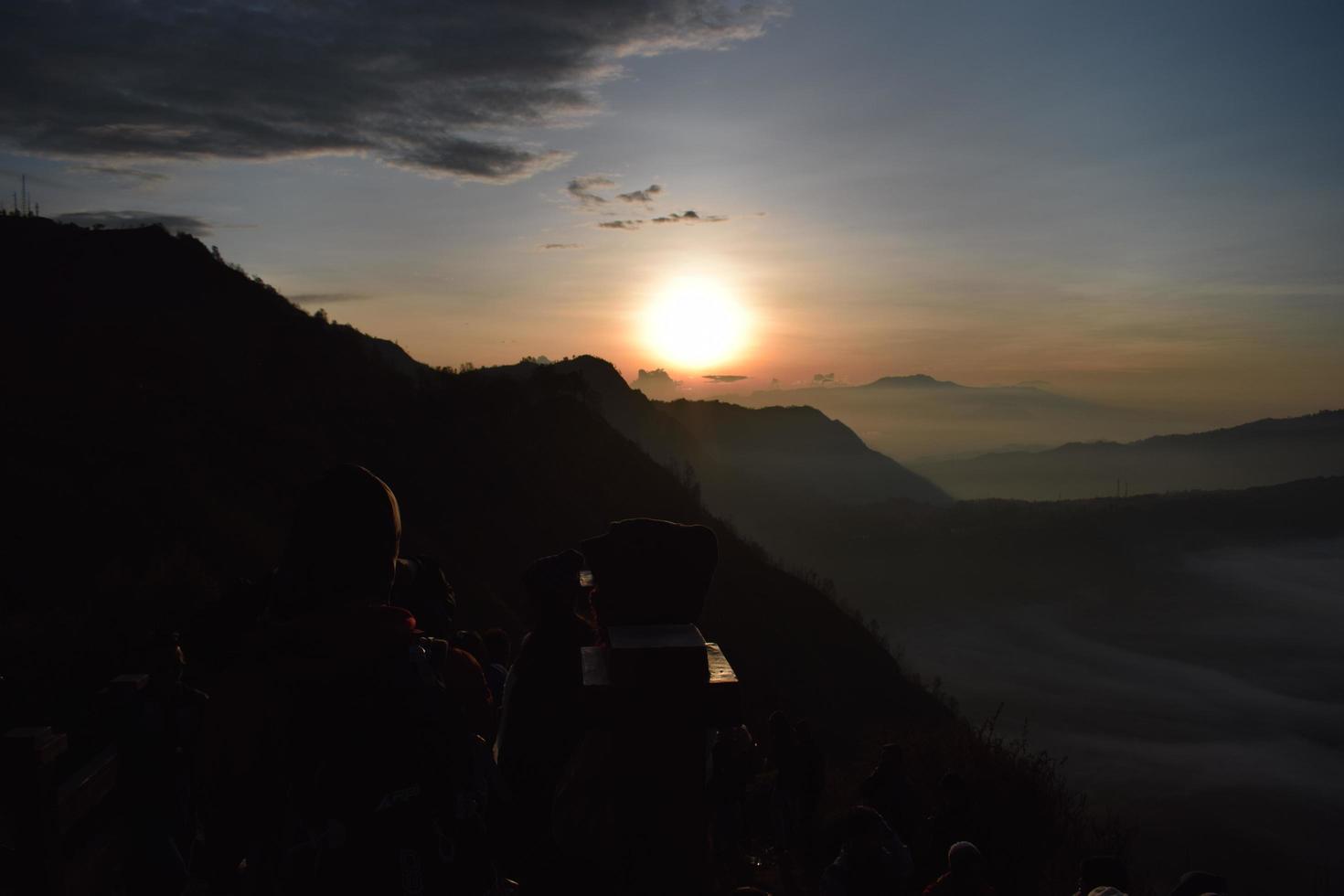 le mont bromo est un très beau volcan et de nombreux touristes s'y rendent photo