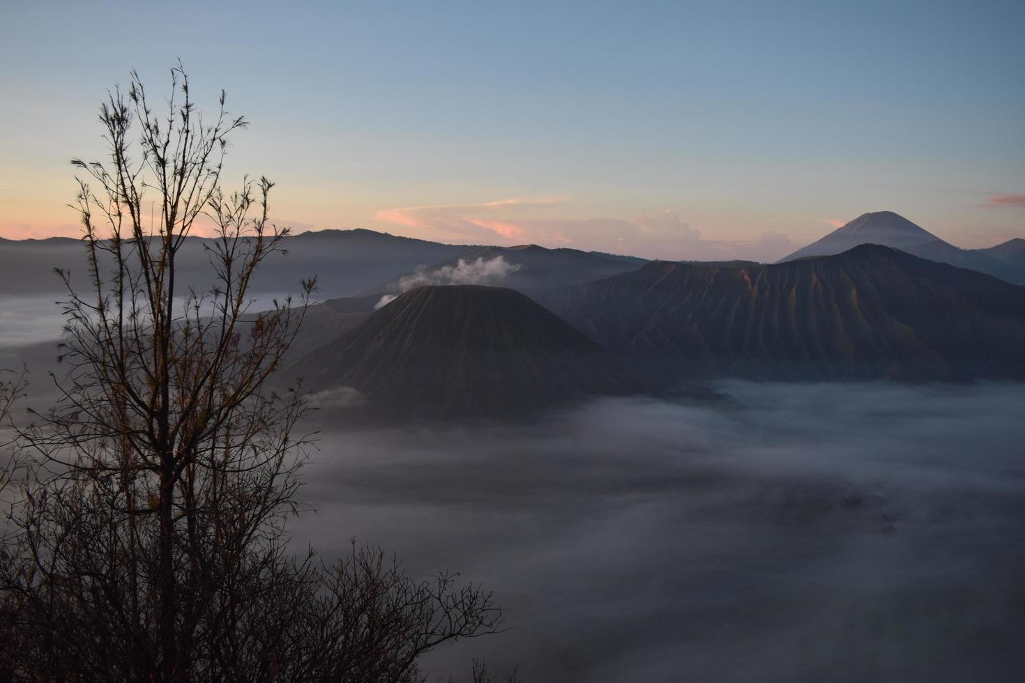 le mont bromo est un très beau volcan et de nombreux touristes s'y rendent photo