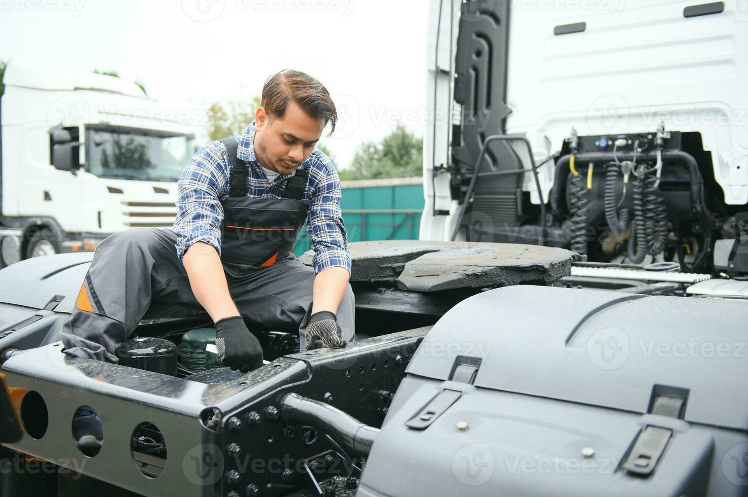 Indien mécanicien réparer le un camion photo