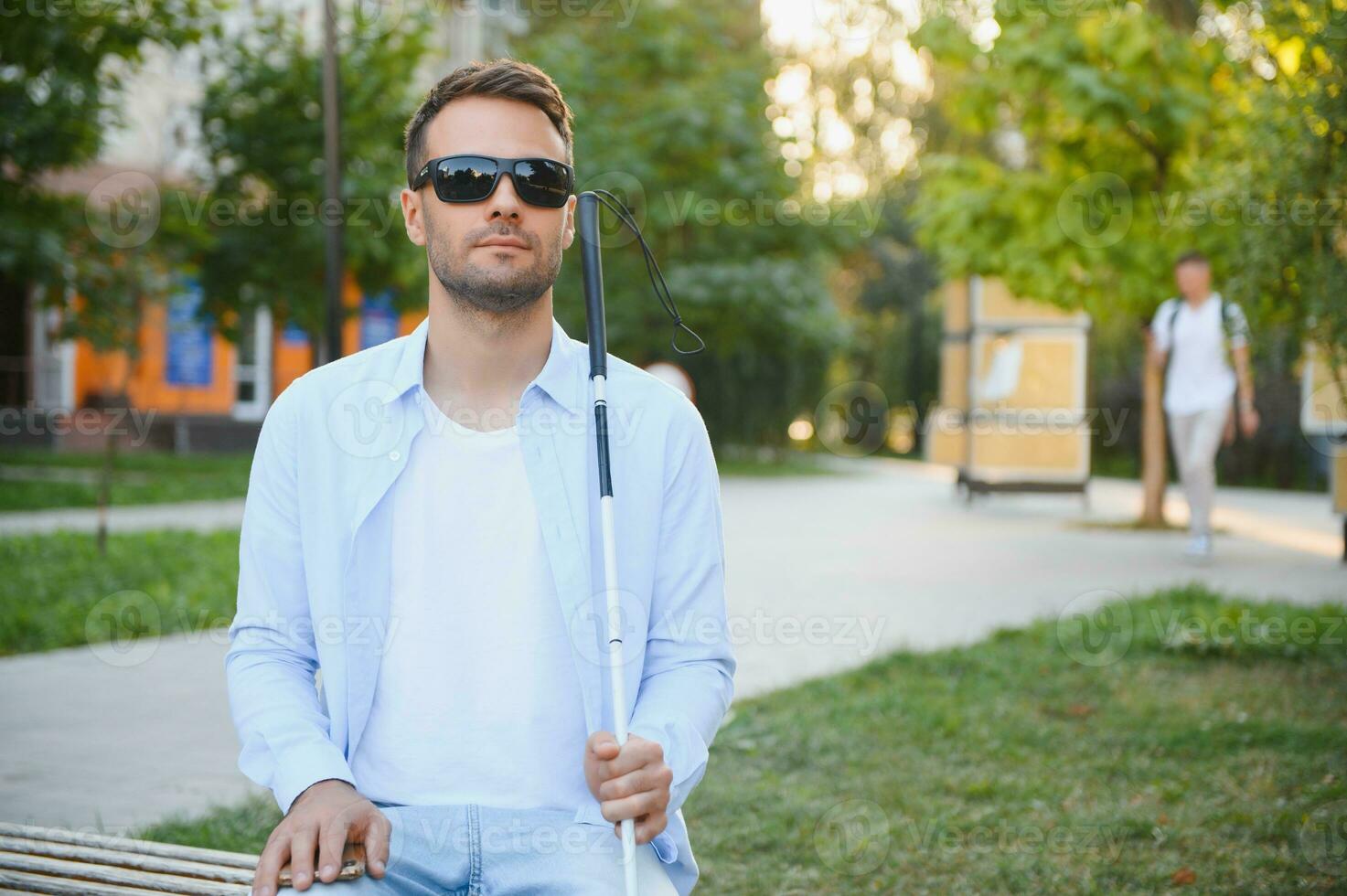 aveugle homme avec une en marchant bâton. photo