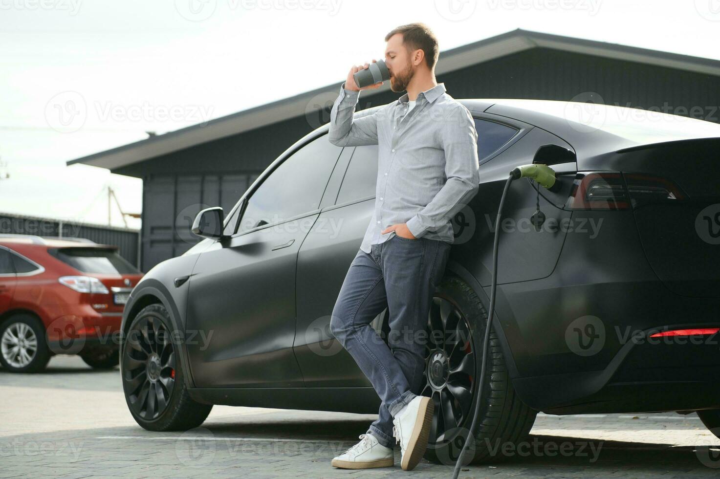 une homme des charges un électrique voiture photo