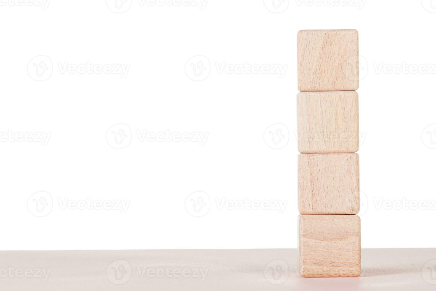 quatre en bois cubes sur une blanc Contexte photo