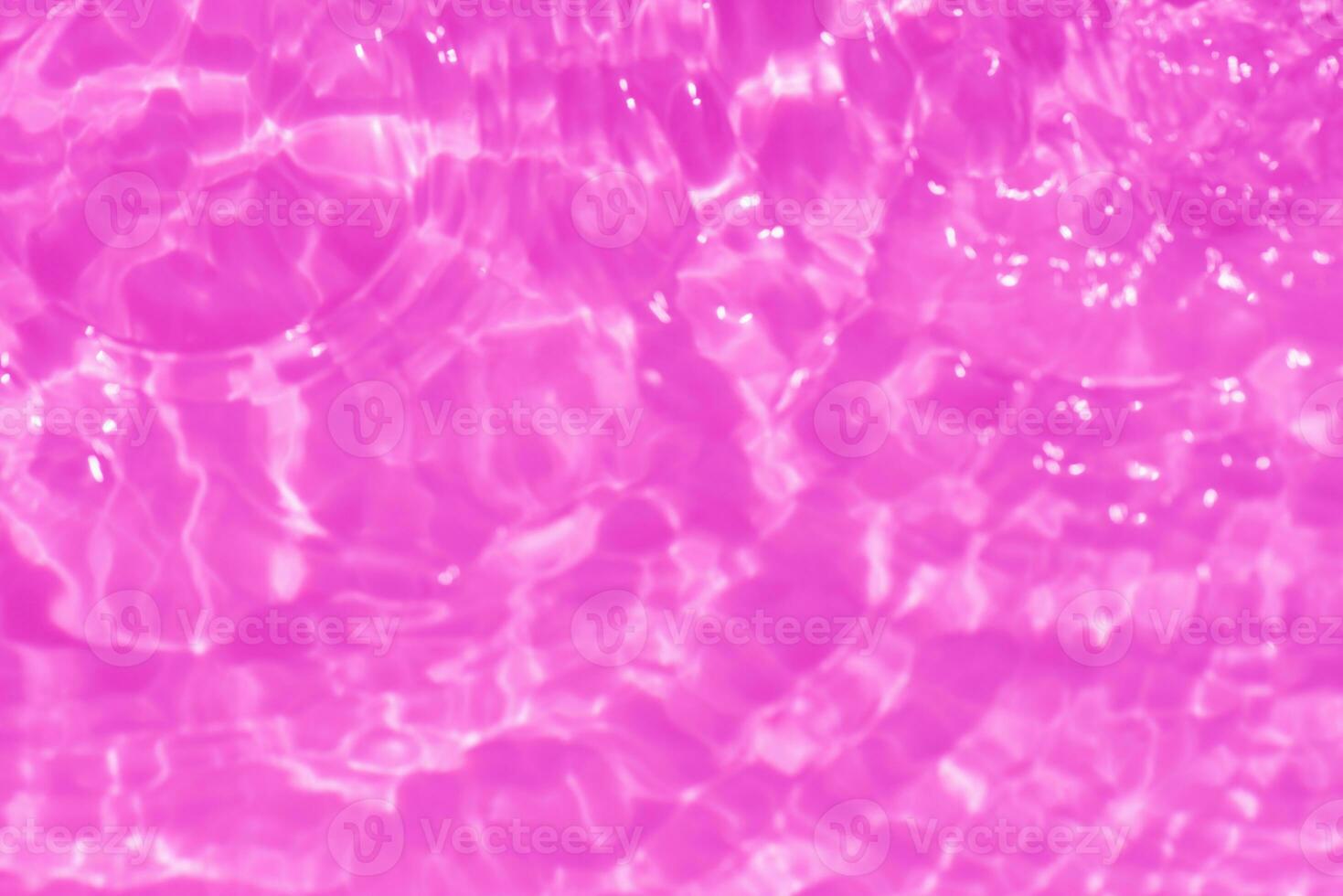 violet l'eau éclaboussures sur le surface ondulation se brouiller. défocalisation flou transparent rose coloré clair calme l'eau surface texture avec éclaboussure et bulle. l'eau vagues avec brillant modèle texture Contexte. photo