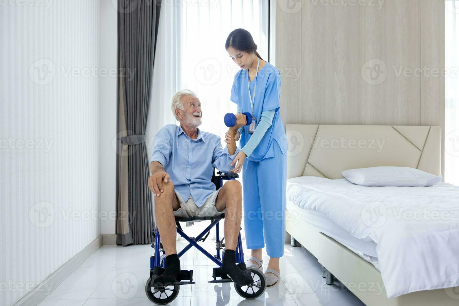 hospice infirmière est portion caucasien homme dans le fauteuil roulant à exercice muscle force dans Pension retraite centre pour Accueil se soucier réhabilitation et Publier traitement récupération processus photo