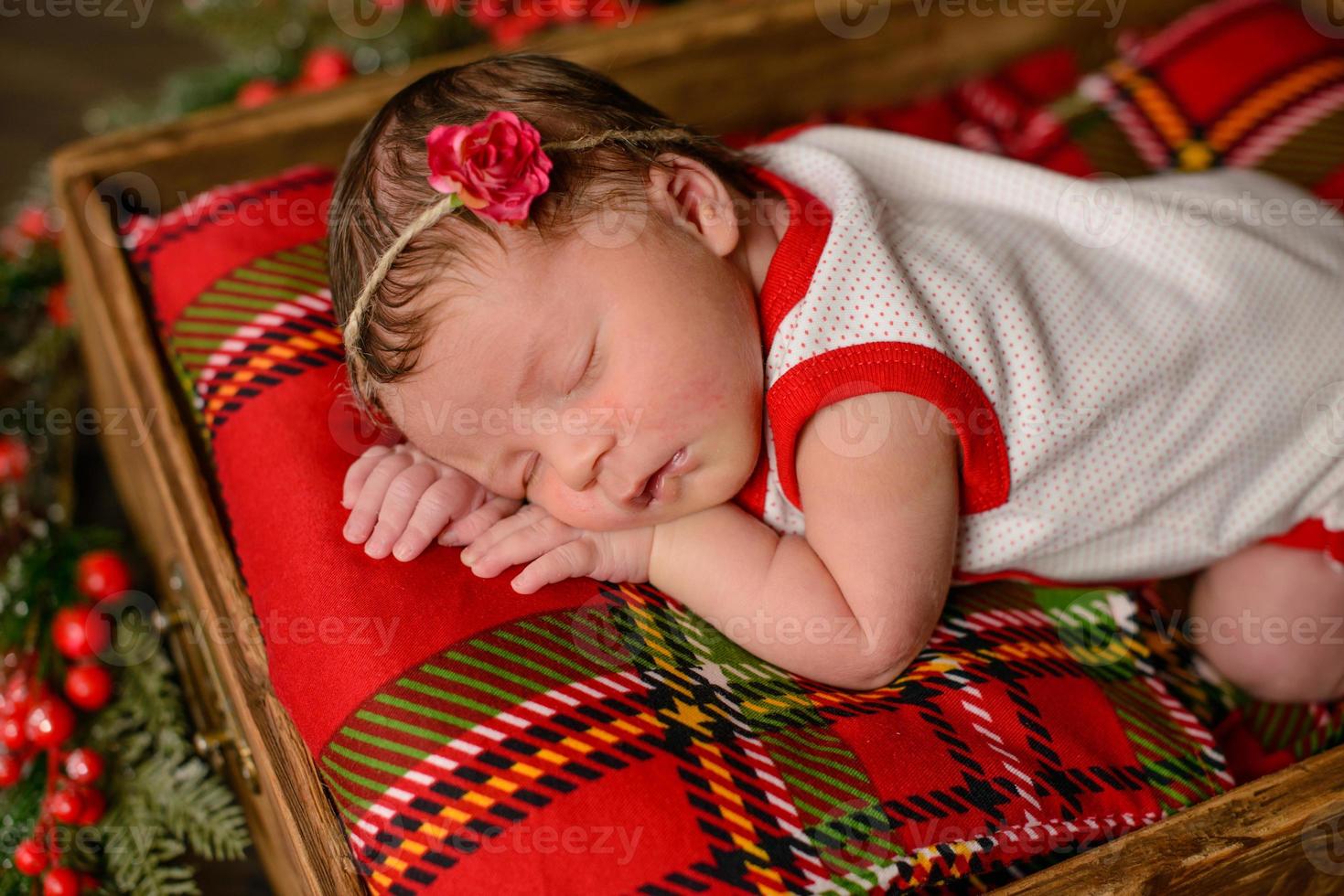 petite fille nouveau-née de huit jours en costume de noël photo